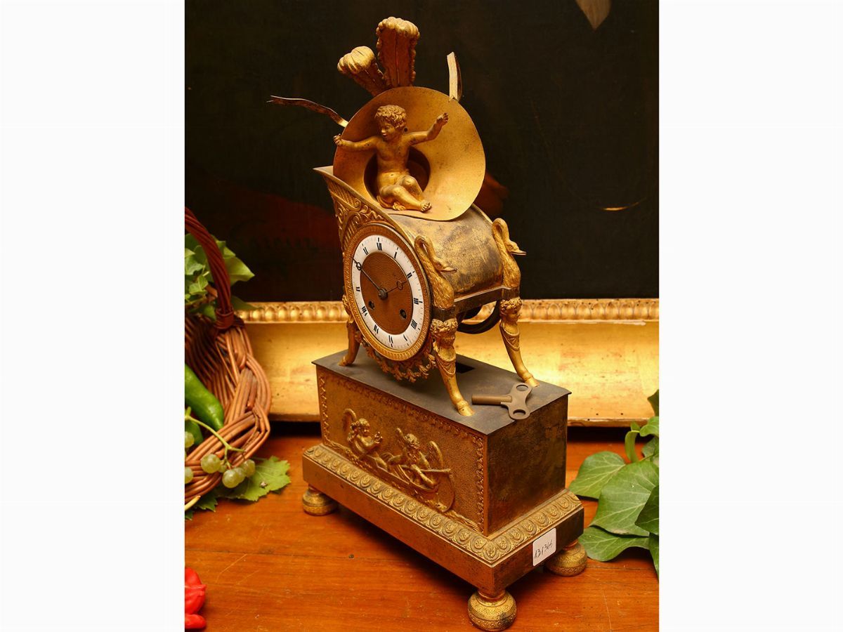 Piccolo Orologio da Tavolo in Bronzo Dorato