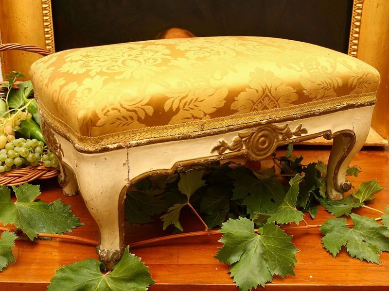 Poggiapiedi in Legno Laccato Bianco e Dorato