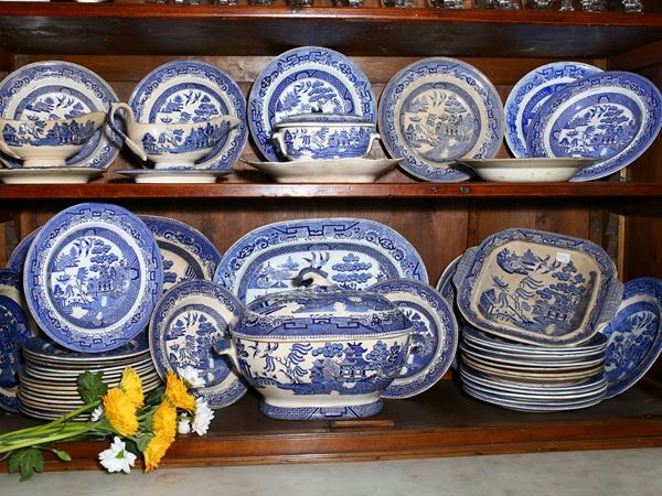A pottery plate set
