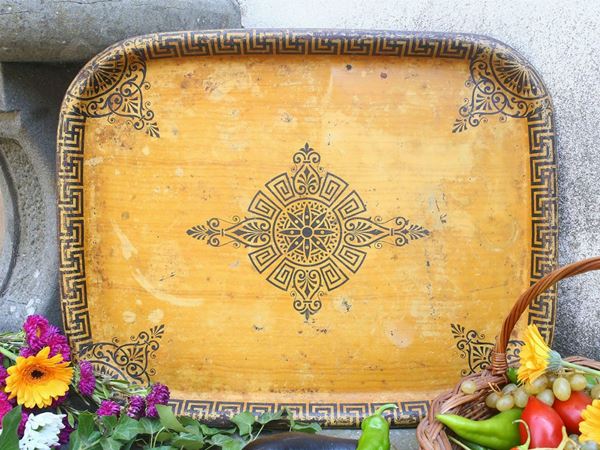 A tole tray  (late 19th century)  - Auction Tuscan style: curiosities from a country residence - Maison Bibelot - Casa d'Aste Firenze - Milano