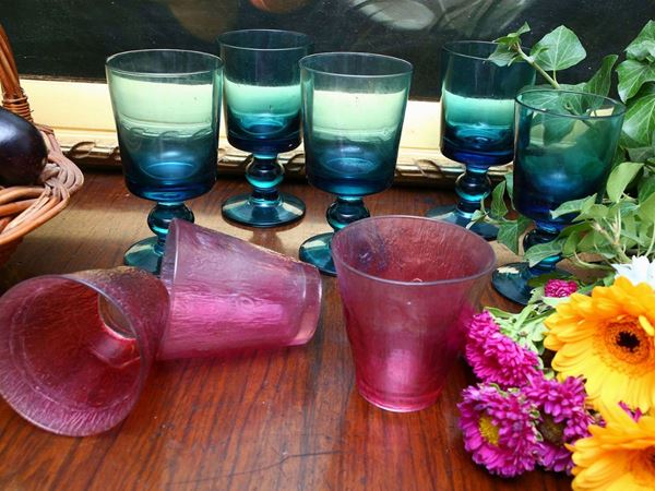 Servito di bicchieri in vetro soffiato color pavone