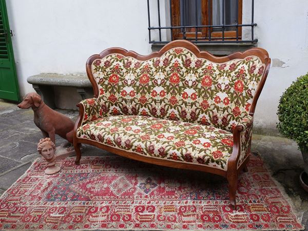A walnut upholsterde sofa