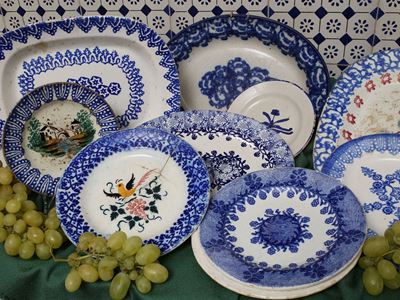 Lotto di Piatti e Vassoi Decorativi in Terraglia