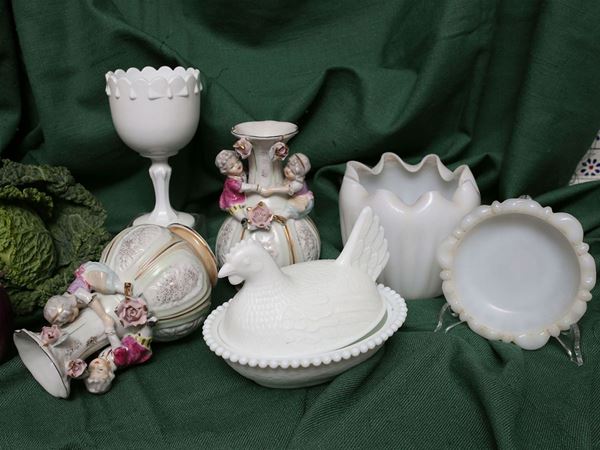 Lot of curiosities in white opaline and porcelain