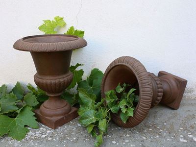 Coppia di Vasi da Giardino in Ghisa