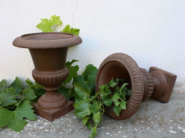 Pair of cast iron garden pots  - Auction Tuscan style: curiosities from a country residence - Maison Bibelot - Casa d'Aste Firenze - Milano