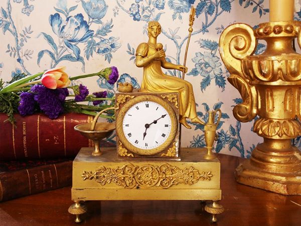 Piccolo orologio da tavolo in bronzo dorato