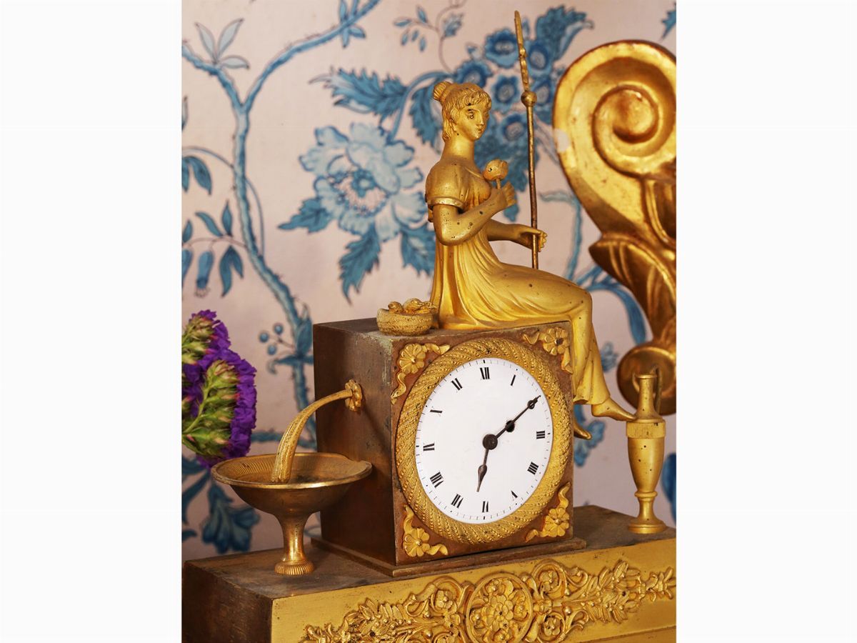 Piccolo Orologio da Tavolo in Bronzo Dorato