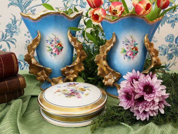 Coppia di vasi a tromba in porcellana turchese lumeggiata in oro