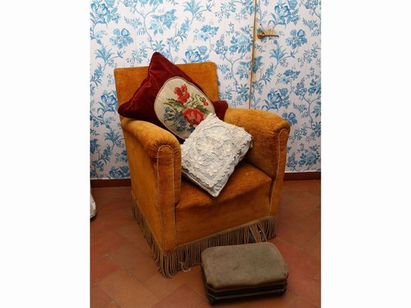 Armchair upholstered and covered in golden yellow velvet  - Auction Tuscan style: curiosities from a country residence - Maison Bibelot - Casa d'Aste Firenze - Milano
