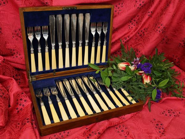 An English fish cutlery set  (England)  - Auction Tuscan style: curiosities from a country residence - Maison Bibelot - Casa d'Aste Firenze - Milano