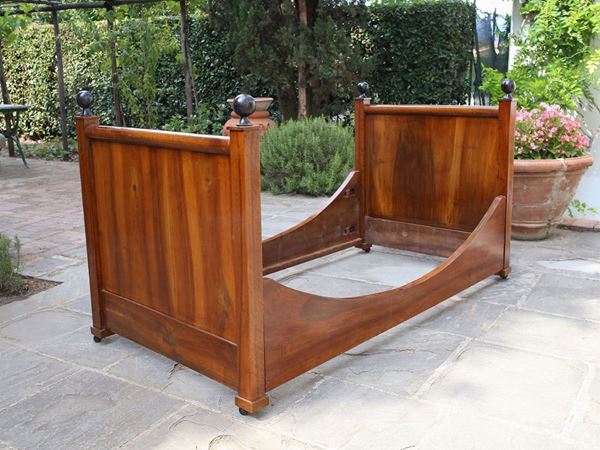 Single boat bed in walnut  (Tuscany, first half of the 19th century)  - Auction Tuscan style: curiosities from a country residence - Maison Bibelot - Casa d'Aste Firenze - Milano