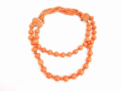 Collana in Corallo Rosso Arancio con Chiusure in Oro a Basso Titolo