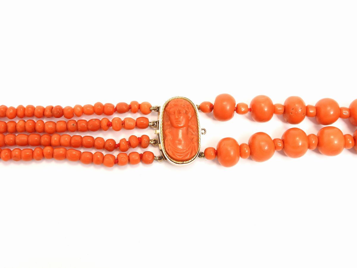Collana in Corallo Rosso Arancio con Chiusure in Oro a Basso Titolo