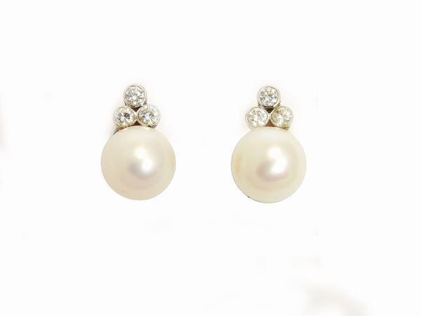 Orecchini in oro bianco con diamanti e perle coltivate