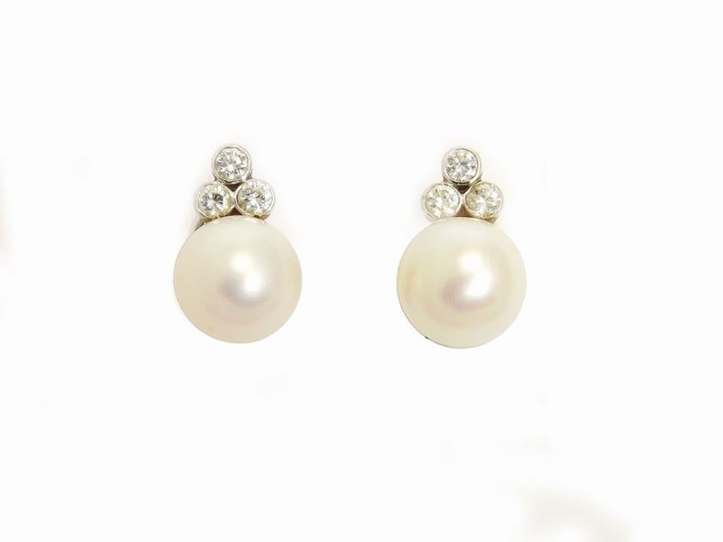 Orecchini in Oro Bianco con Diamanti e Perle Coltivate