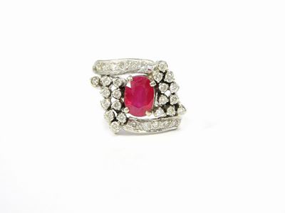 Anello in Oro Bianco con Diamanti e Rubino