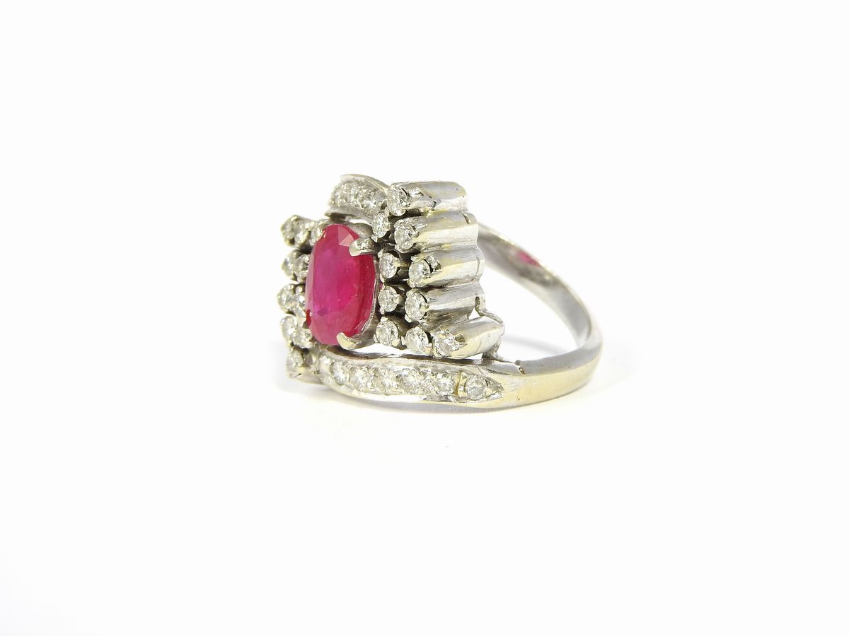 Anello in Oro Bianco con Diamanti e Rubino