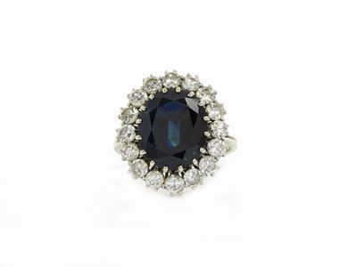 Anello in Oro Bianco con Diamanti e Zaffiro