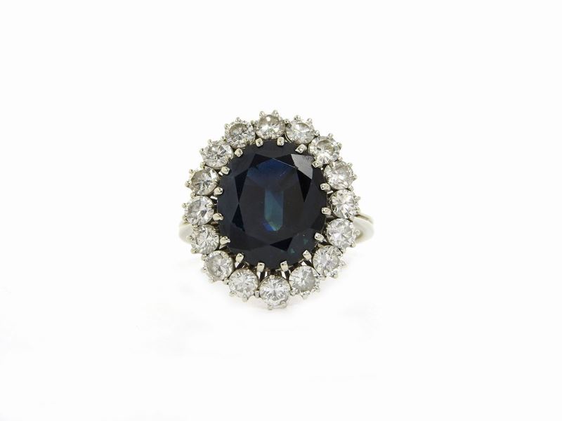 Anello in Oro Bianco con Diamanti e Zaffiro