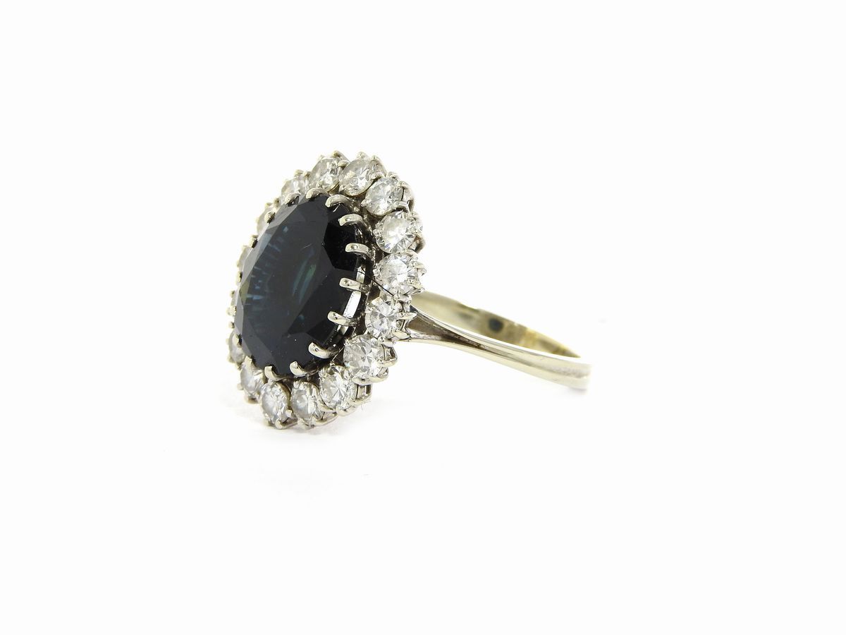 Anello in Oro Bianco con Diamanti e Zaffiro