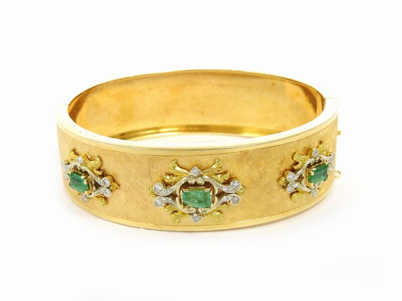 Bracciale Rigido in Oro Giallo con Diamanti e Smeraldi