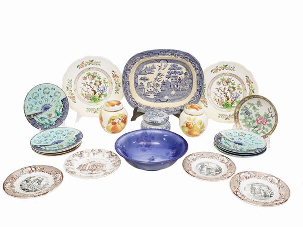 Miscellanea di piatti decorativi in ceramica