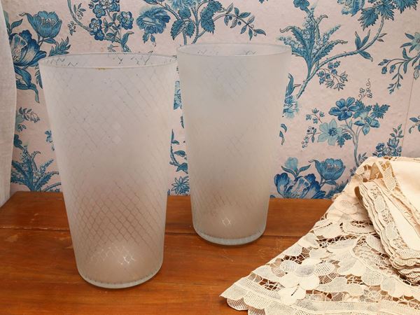 Coppia di vasi in vetro satinato  - Asta Stile toscano: curiosità da una residenza di campagna - Maison Bibelot - Casa d'Aste Firenze - Milano