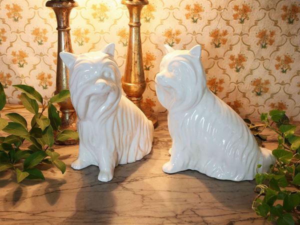 Coppia di piccoli cani in ceramica  - Asta Stile toscano: curiosità da una residenza di campagna - Maison Bibelot - Casa d'Aste Firenze - Milano