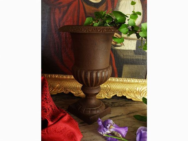 Cast iron garden pot  - Auction Tuscan style: curiosities from a country residence - Maison Bibelot - Casa d'Aste Firenze - Milano