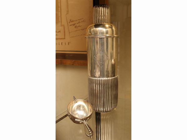 A Bernasconi silver shaker  (Milan, second half of 20th century)  - Auction The florentine house of a milanese collector: important glasses, objects of art and contemporary art - Maison Bibelot - Casa d'Aste Firenze - Milano