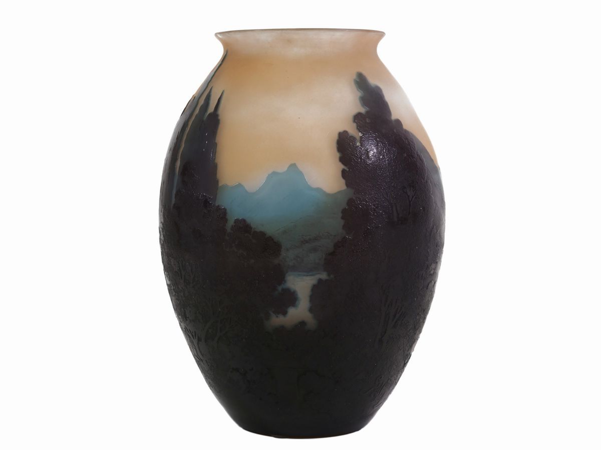 Vaso E. Gallé con Decoro a Cammeo