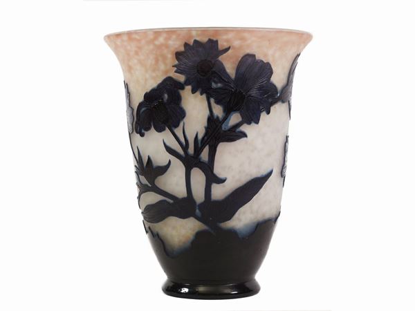 An Andrè Delatte cameo glass vase decorated with dark flowers