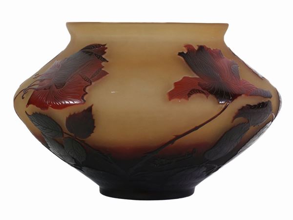 A D'Argental  multi-layered cameo glass vase with rosee