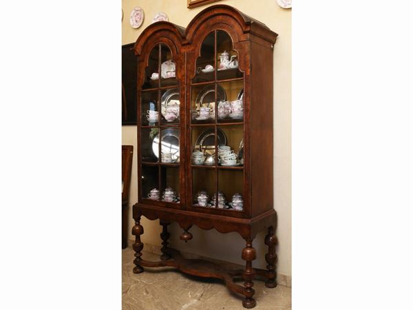 A walnut veenered cabinet  (19th century)  - Auction The florentine house of a milanese collector: important glasses, objects of art and contemporary art - Maison Bibelot - Casa d'Aste Firenze - Milano