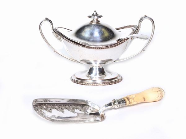 A silverplated items lot