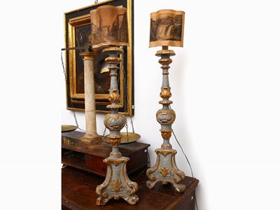 Coppia di Grandi Torciere in Legno Laccato Celeste e Lumeggiato in Oro