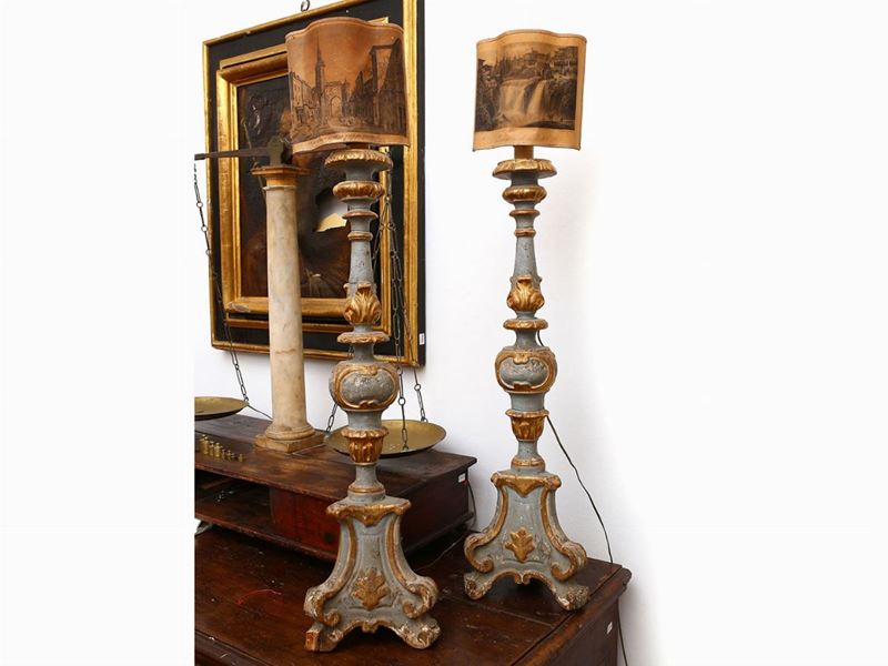 Coppia di Grandi Torciere in Legno Laccato Celeste e Lumeggiato in Oro