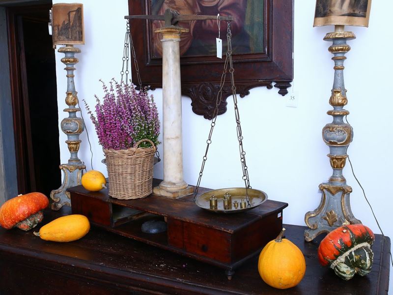 Grande Bilancia in Marmo Bianco, Legno e Ottone