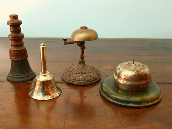 Four service bells  - Auction Furniture and Paintings from the Ancient Fattoria Franceschini, partly from Villa I Pitti - Maison Bibelot - Casa d'Aste Firenze - Milano