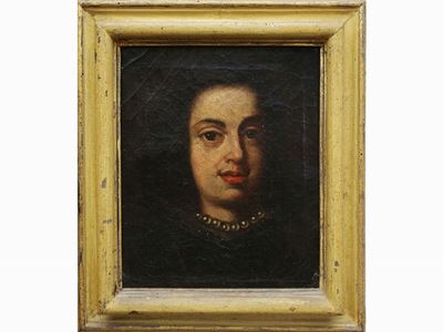Busto Femminile con Veste Nera e Vezzo di Perle