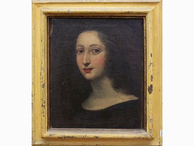 Busto Femminile con Veste Nera e Capelli Bruni Cadenti sulle Spalle