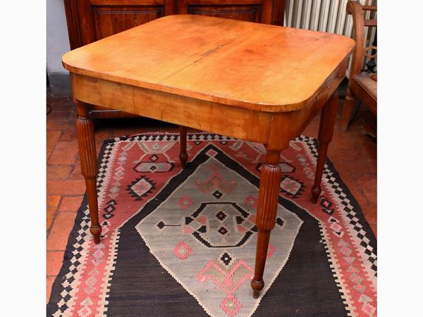 Blond walnut veneered table  (mid 19th century)  - Auction Furniture and Paintings from the Ancient Fattoria Franceschini, partly from Villa I Pitti - Maison Bibelot - Casa d'Aste Firenze - Milano