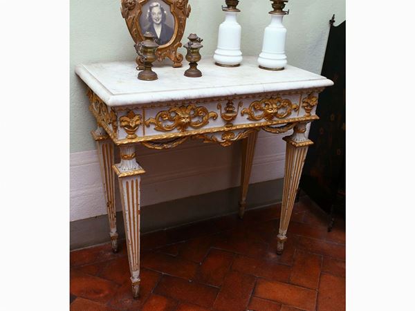 Pair of in white lacquered and giltwood small consoles