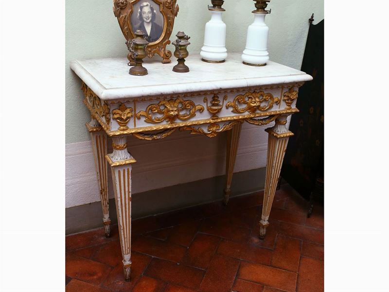Coppia di Piccole Console in Legno Laccato Bianco e Lumeggiato in Oro