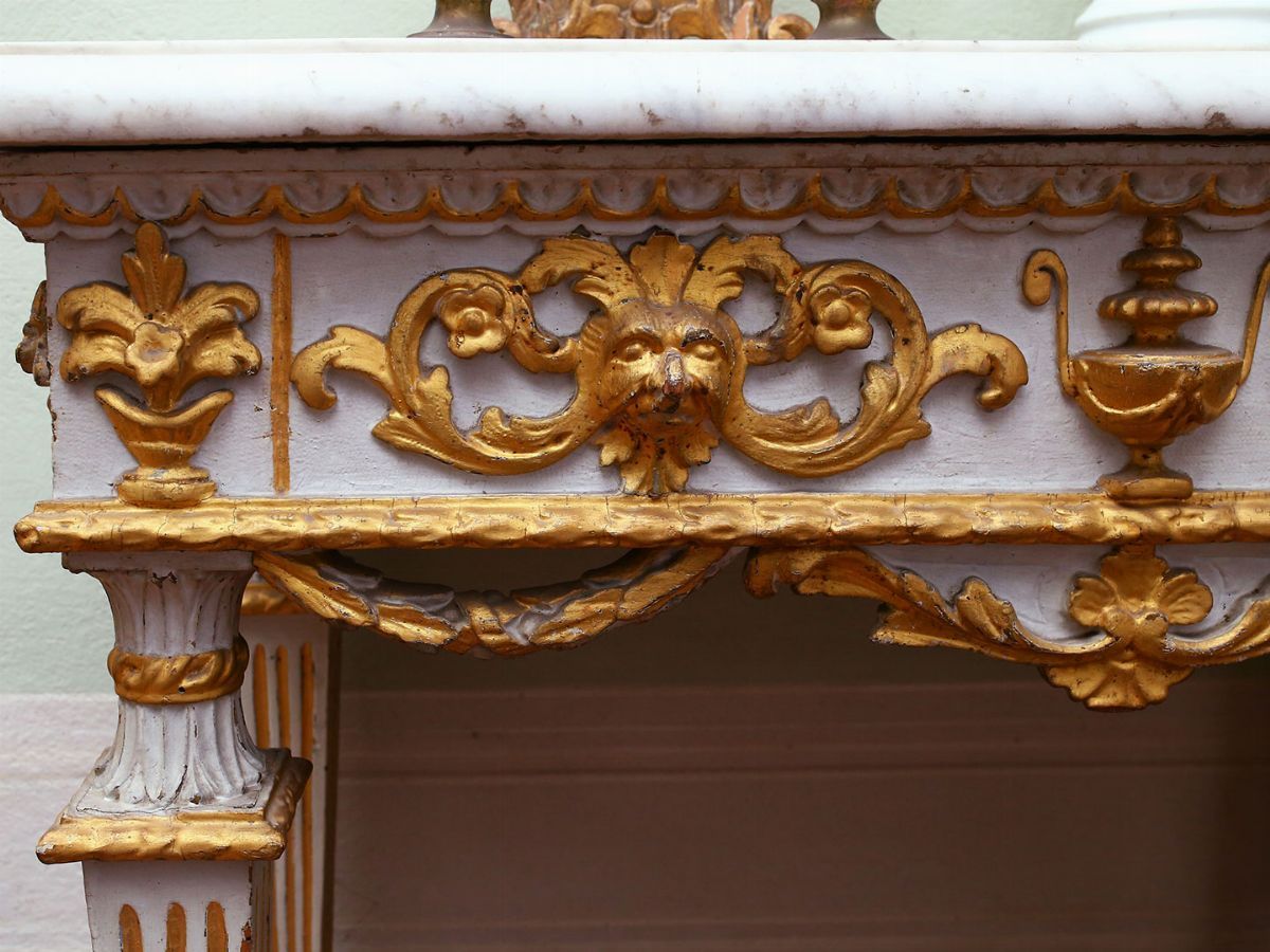 Coppia di Piccole Console in Legno Laccato Bianco e Lumeggiato in Oro