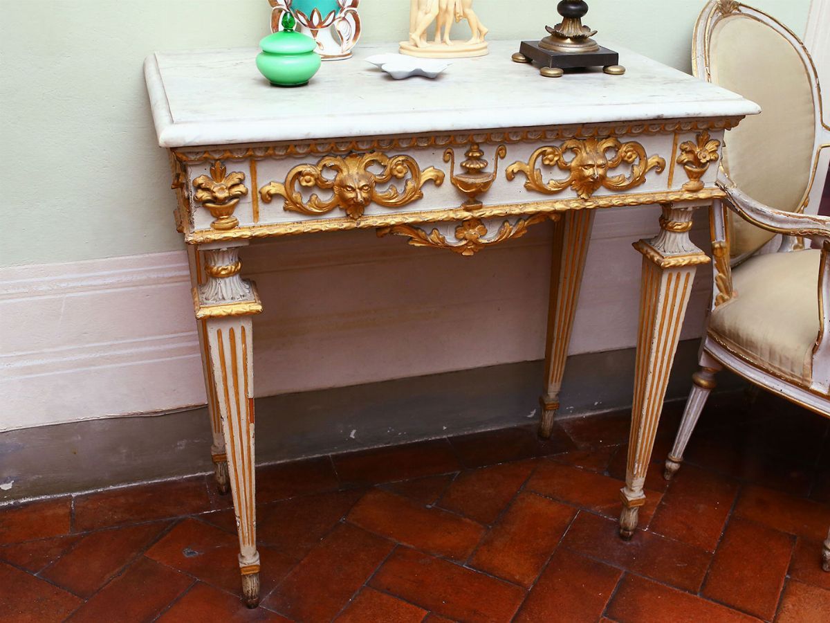 Coppia di Piccole Console in Legno Laccato Bianco e Lumeggiato in Oro