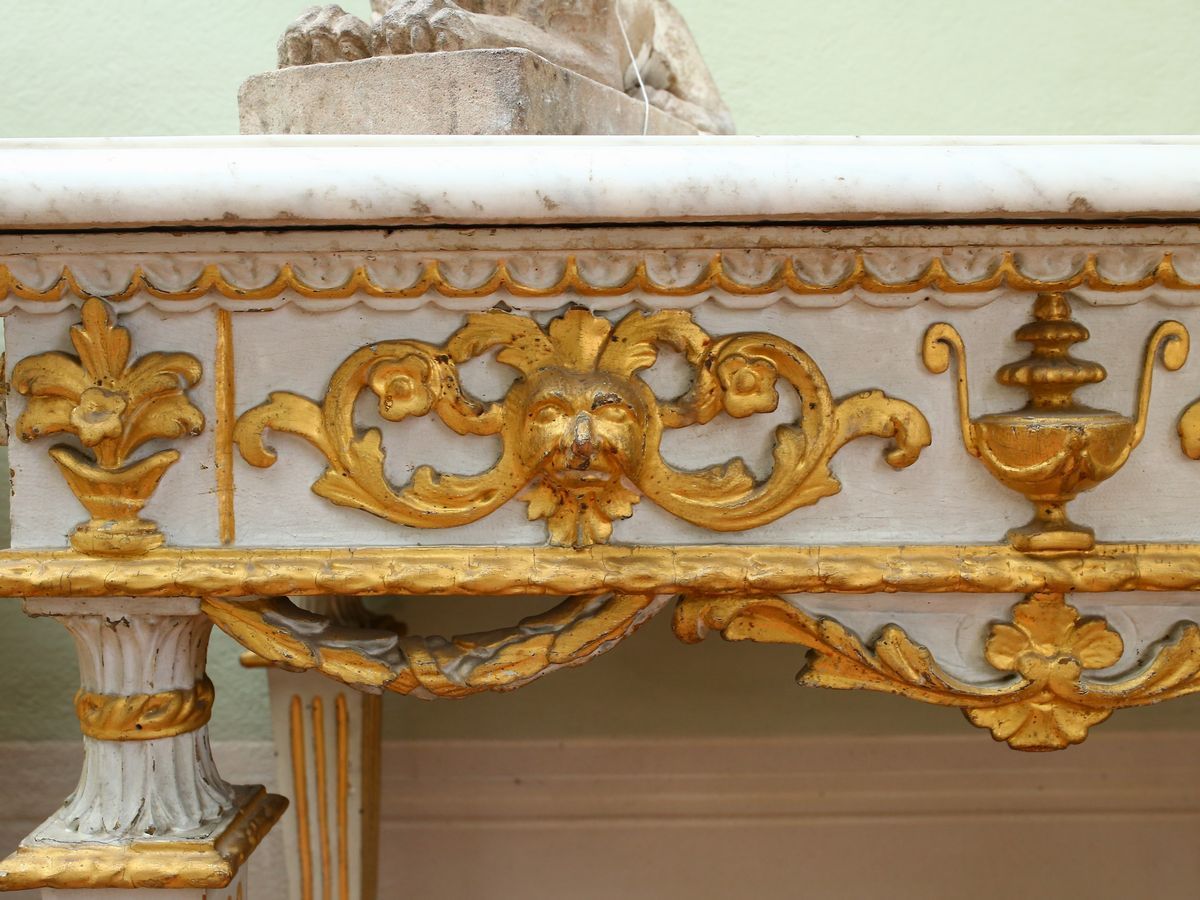 Coppia di Piccole Console in Legno Laccato Bianco e Lumeggiato in Oro