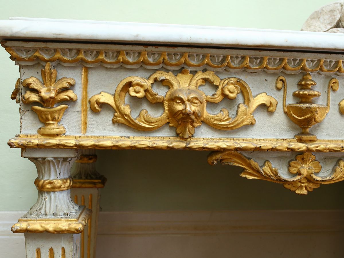 Coppia di Piccole Console in Legno Laccato Bianco e Lumeggiato in Oro