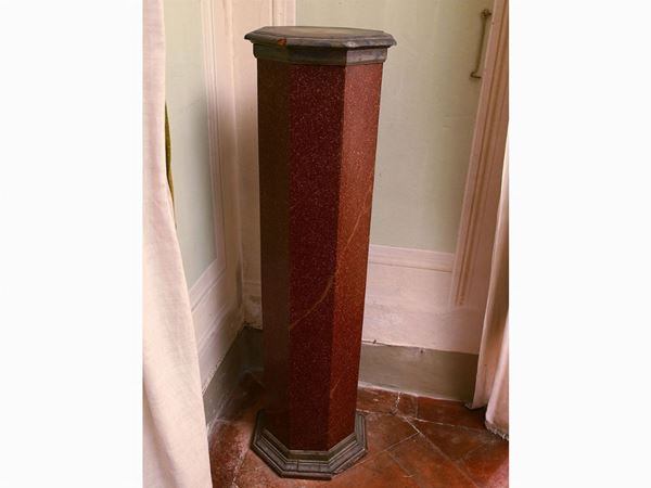 Sculpture holder column in lacquered wood in imitation of red porphyry